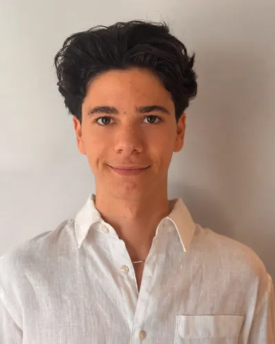 Portrait d'Axel Isaac-Cappa, fondateur de Balise Azur, souriant en chemise de lin blanche